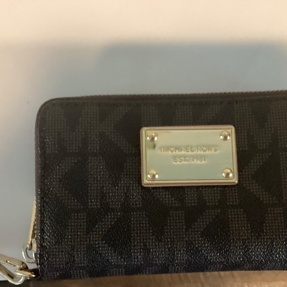 Michael Kors Signature logo Wristlet Wallet - Picture 2 of 11